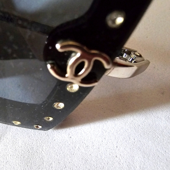 CHANEL SUN GLASSES USED - Picture 5 of 7